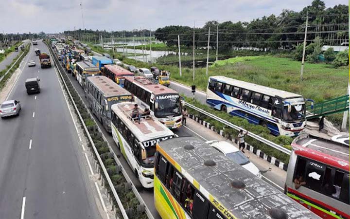 টোল আদায় বন্ধ, ঢাকা-টাঙ্গাইল মহাসড়কে তীব্র যানজট